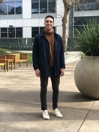 Как носить темно-синий дождевик с темно-зелеными брюками чинос