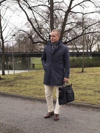 Какие монки с двумя ремешками носить с темно-синим дождевиком