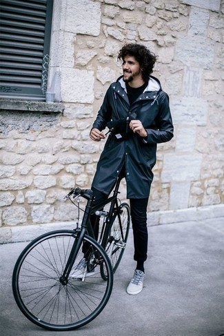 Как носить темно-синий дождевик с серыми низкими кедами из плотной ткани мужчине