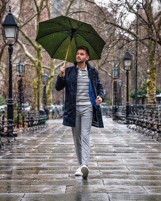 Как носить темно-синий дождевик с серыми брюками чинос