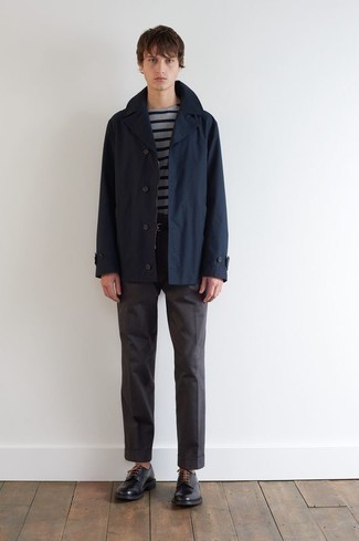 Как носить темно-синий дождевик с серыми брюками чинос