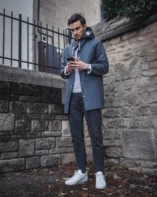 Как носить темно-синий дождевик с серыми брюками чинос