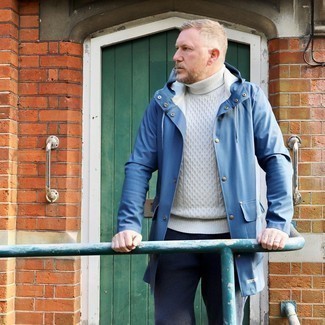 Как носить темно-синий дождевик с серыми брюками чинос