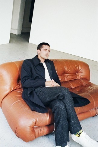 Как носить темно-синий дождевик с серым костюмом