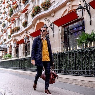 С чем носить темно-синий дождевик мужчине