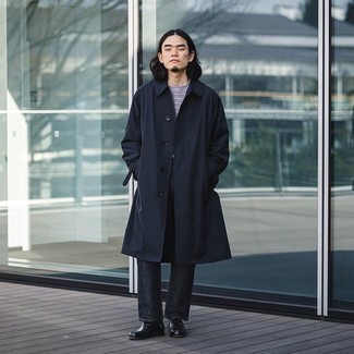 Какие лоферы носить с темно-синим дождевиком мужчине