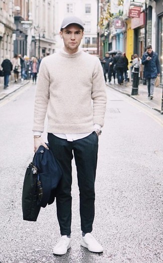 Какие низкие кеды носить с темно-синим дождевиком мужчине