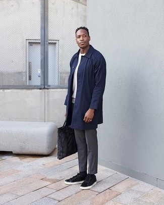 Какие низкие кеды носить с темно-синим дождевиком мужчине