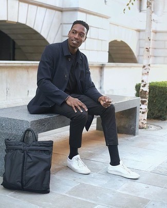 Какие низкие кеды носить с темно-синим дождевиком мужчине