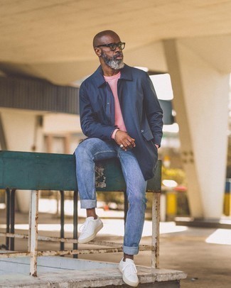 Какие низкие кеды носить с темно-синим дождевиком мужчине