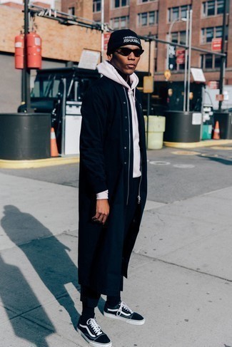 Какие низкие кеды носить с темно-синим дождевиком мужчине