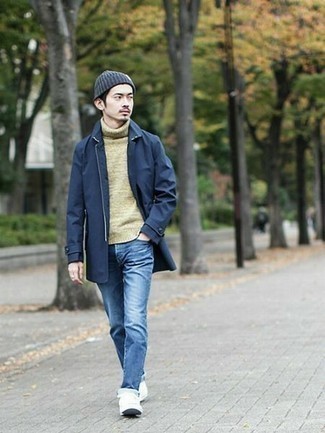 Как носить темно-синий дождевик с темно-синими джинсами мужчине