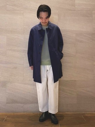 Какие свитшоты носить с темно-синим дождевиком мужчине