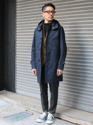 Какие водолазки носить с темно-синим дождевиком мужчине