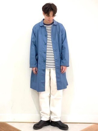 Как носить темно-синий дождевик с белыми брюками чинос