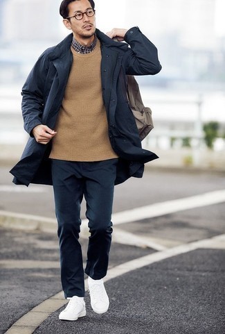 Как носить темно-синий дождевик с белыми низкими кедами мужчине