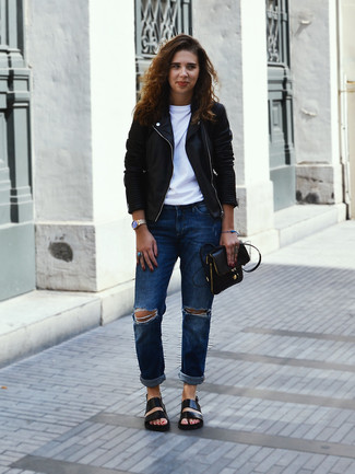 С чем носить темно-синие рваные джинсы-бойфренды