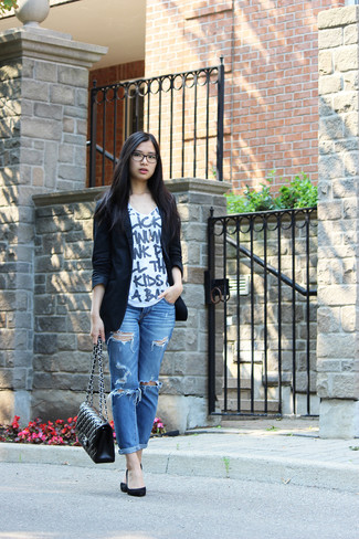 С чем носить темно-синие рваные джинсы-бойфренды