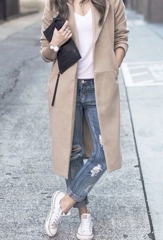 С чем носить темно-синие рваные джинсы-бойфренды