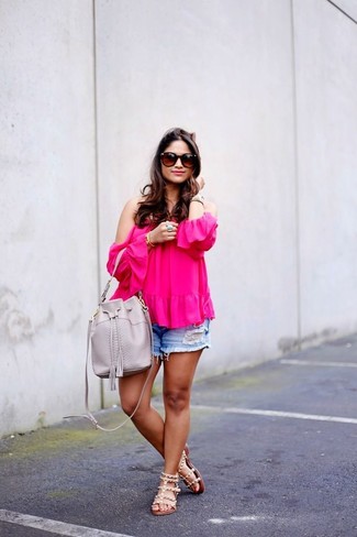 С чем носить темно-синие джинсовые рваные шорты женщине