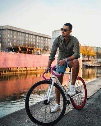 С чем носить темно-синие джинсовые рваные шорты мужчине