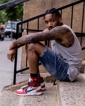 С чем носить темно-синие джинсовые рваные шорты мужчине