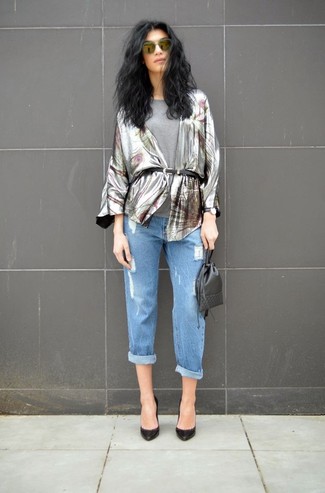 Как носить темно-синие рваные джинсы с черными кожаными туфлями