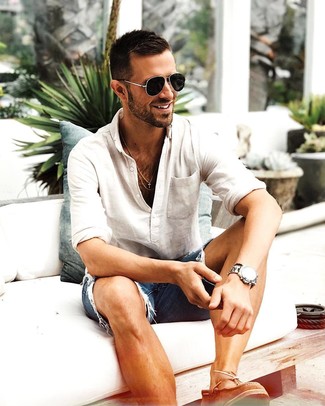 С чем носить темно-синие рваные шорты мужчине