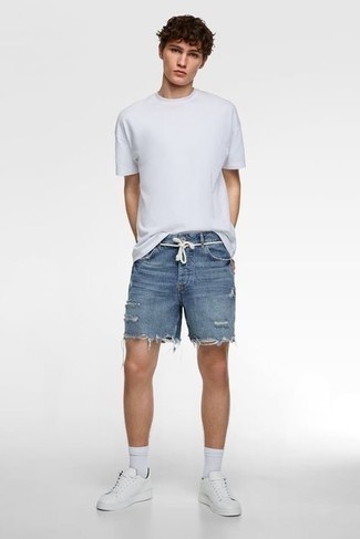 С чем носить темно-синие рваные шорты мужчине