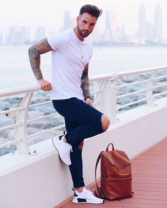 С чем носить темно-синие рваные зауженные джинсы мужчине