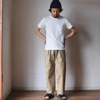 Какие брюки чинос носить с темно-синими сандалиями