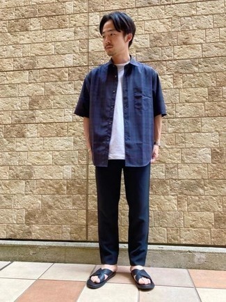 Какие брюки чинос носить с темно-синими сандалиями