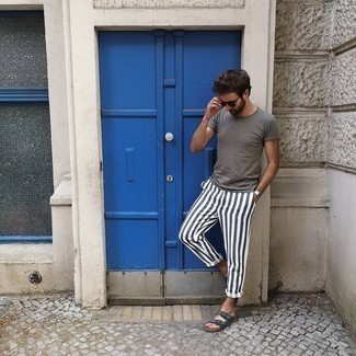 Какие брюки чинос носить с темно-синими сандалиями