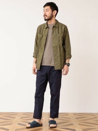 Какие рубашки с длинным рукавом носить с темно-синими сандалиями мужчине