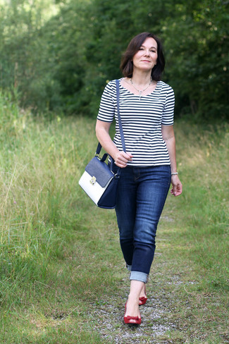 С чем носить темно-синюю сумку-саквояж