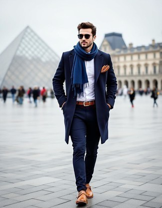 С чем носить темно-синий шарф мужчине