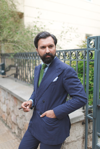 С чем носить темно-синий пиджак из жатого хлопка мужчине