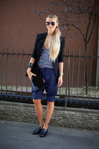 С чем носить темно-синий топ без рукавов с пайетками