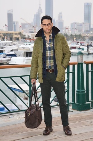 Какие куртки с воротником и на пуговицах носить с темно-синим кардиганом с отложным воротником