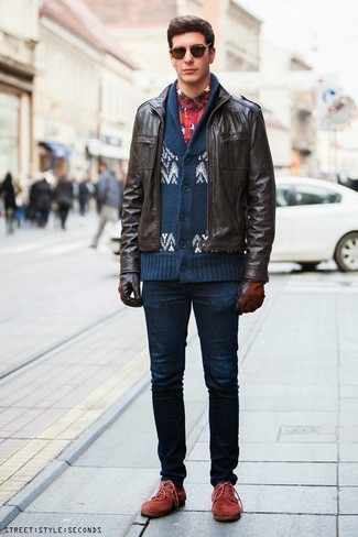 С чем носить темно-синий кардиган с отложным воротником мужчине