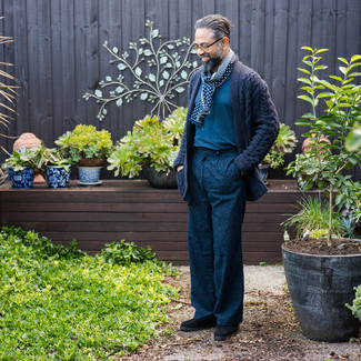 С чем носить темно-синий кардиган с отложным воротником мужчине