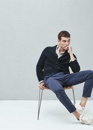 С чем носить темно-синий кардиган с отложным воротником мужчине