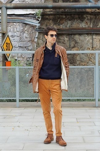 С чем носить темно-синий свитер с отложным воротником