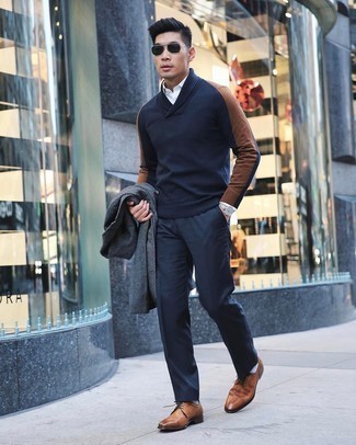 Какие длинные пальто носить с темно-синим свитером с отложным воротником