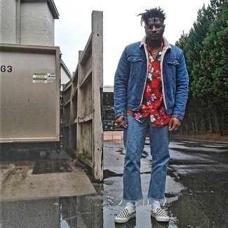 Какие джинсы носить с темно-синей короткой дубленкой мужчине