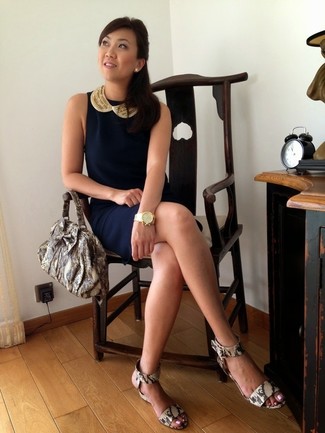 С чем носить темно-синее платье-футляр