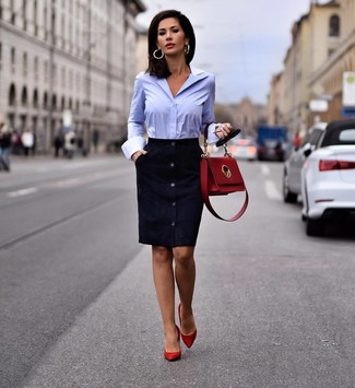 С чем носить темно-синее платье-футляр