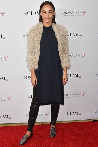 С чем носить темно-синее платье прямого кроя