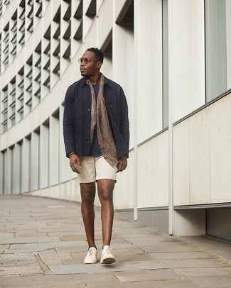Как носить темно-синюю куртку-рубашку с бежевыми шортами мужчине