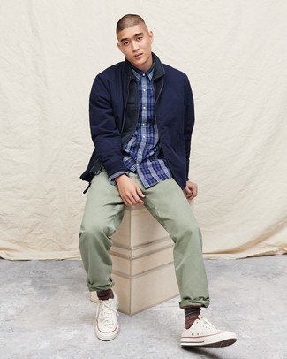 Какие бомберы носить с темно-синей курткой-рубашкой мужчине